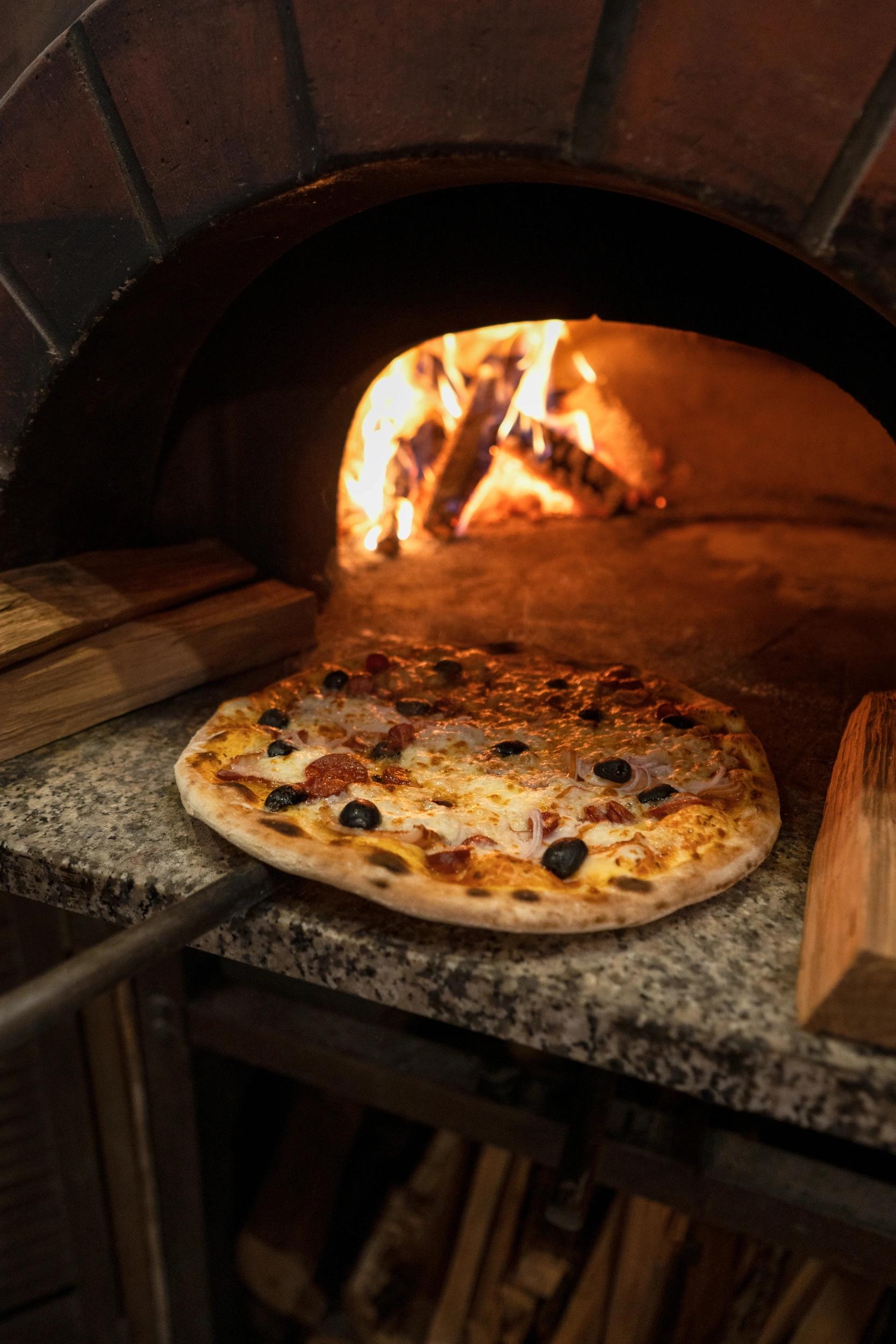 Pizza traditionnelle corse cuite au feu de bois dans un restaurant authentique