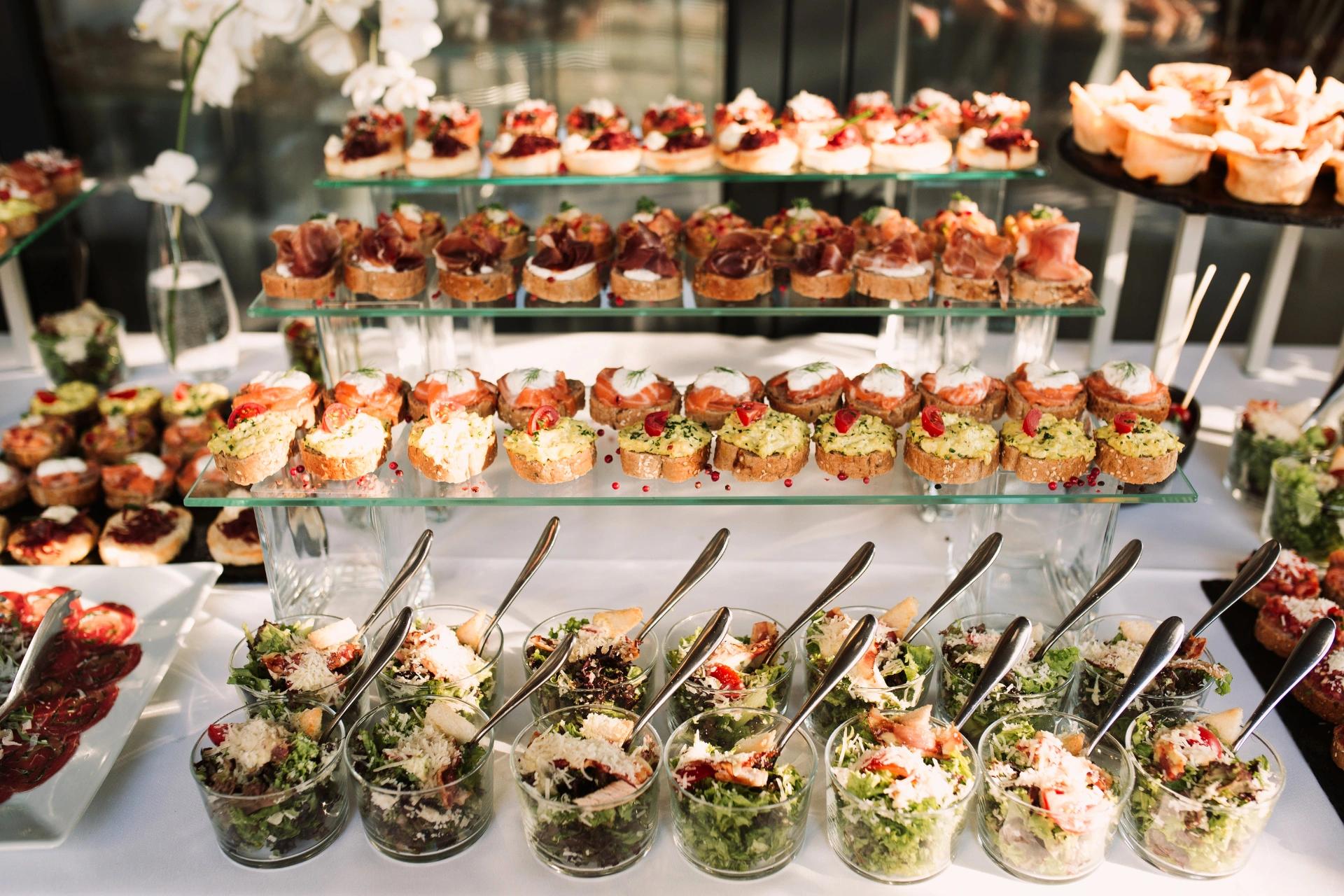 Buffet de canapés et tartines élégants dans un restaurant corse gastronomique