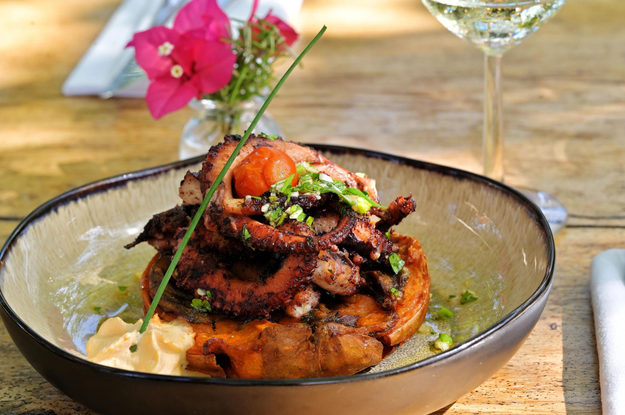 Plat gastronomique de restaurant corse avec viande grillée et légumes