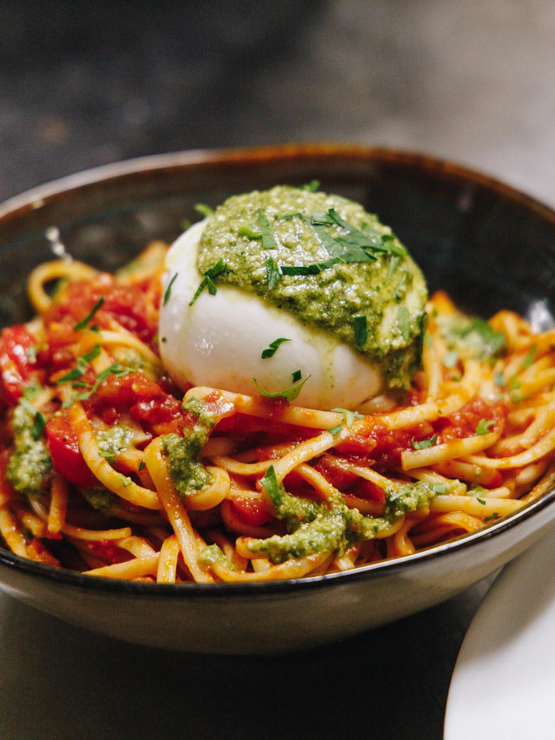 Spaghetti au pesto avec burrata dans un restaurant corse traditionnel