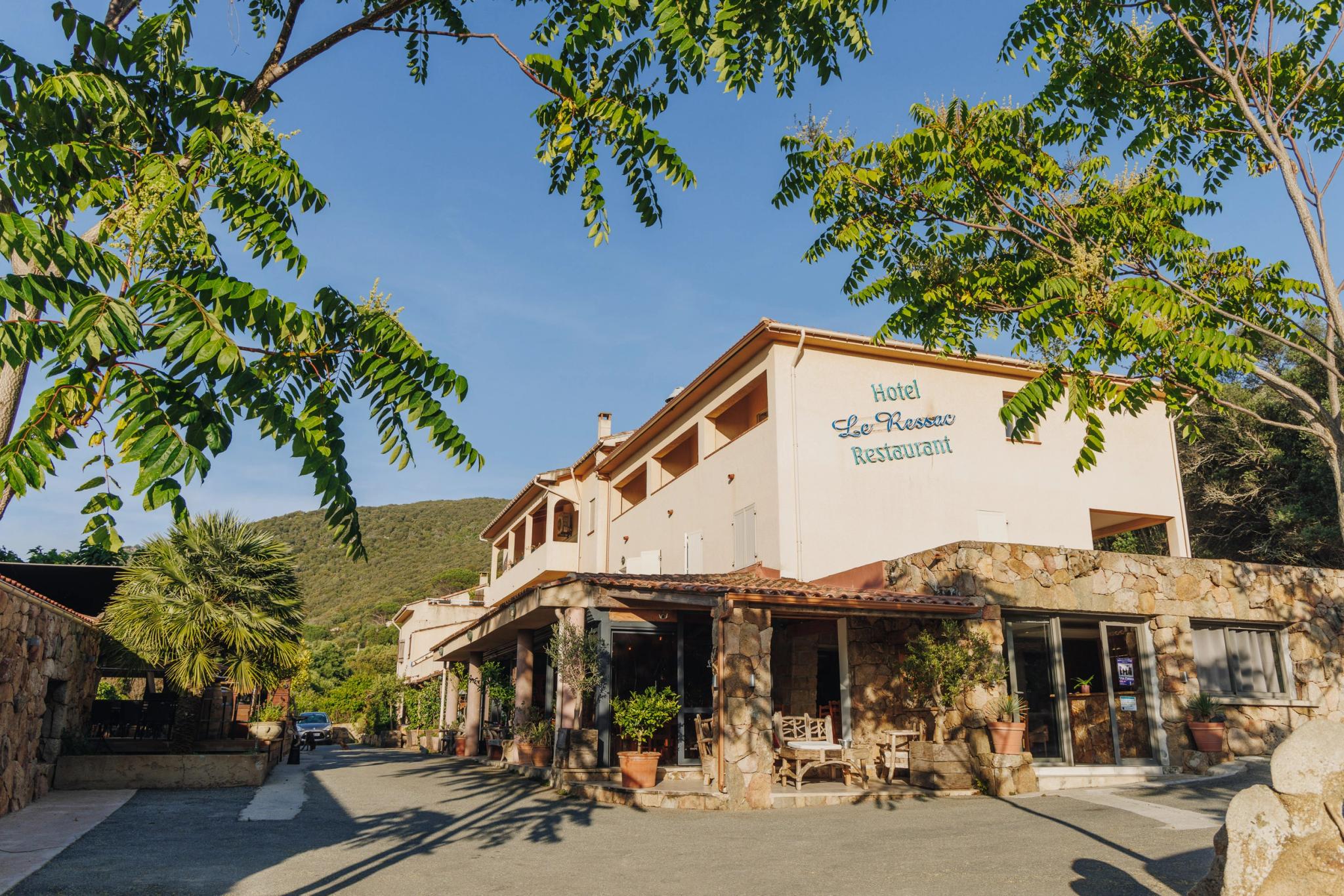 Hotel et restaurant Le Ressa en Corse avec terrasse ensoleillée