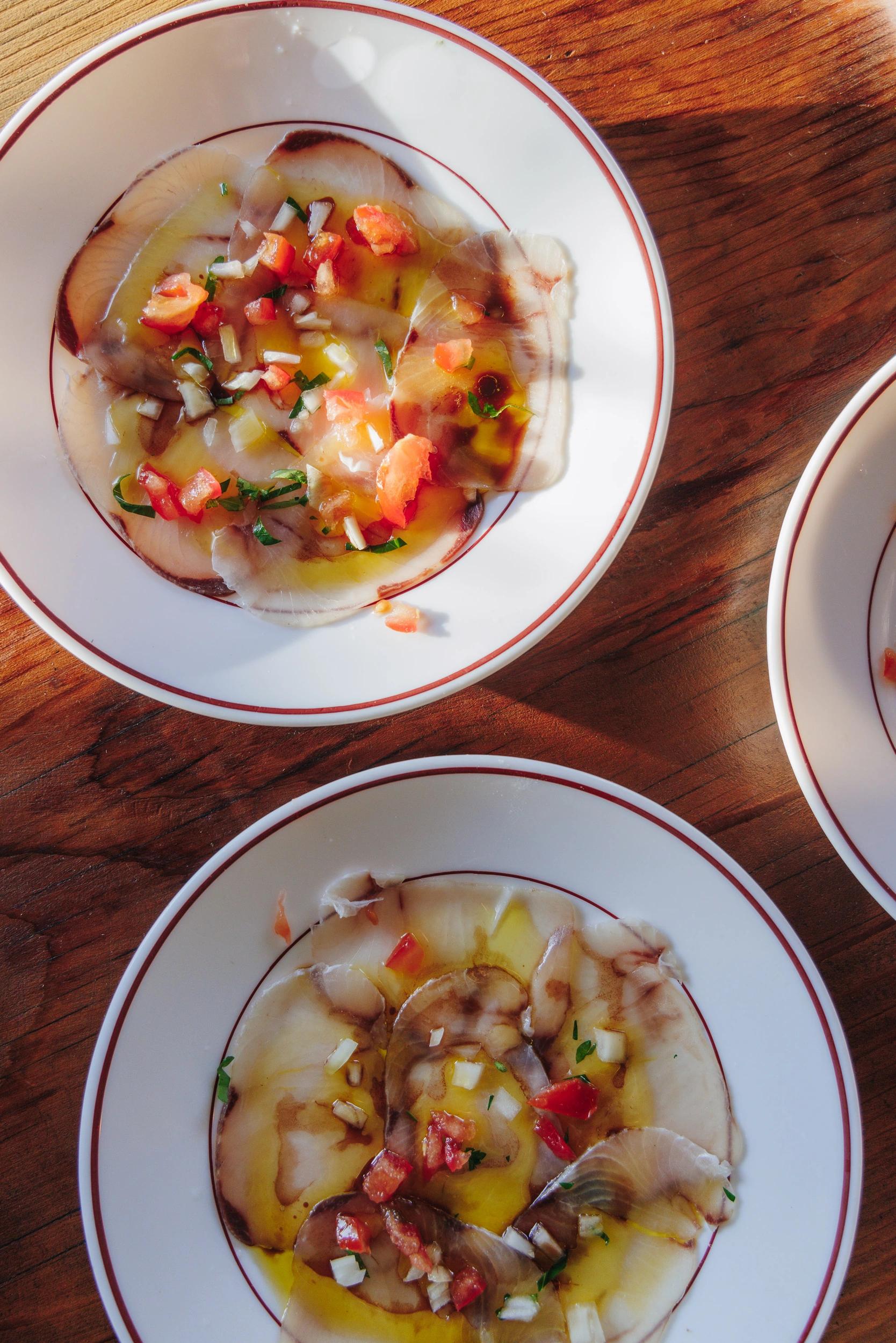 Ceviche de poulpe frais garni de tomates et oignons servi dans un restaurant corse