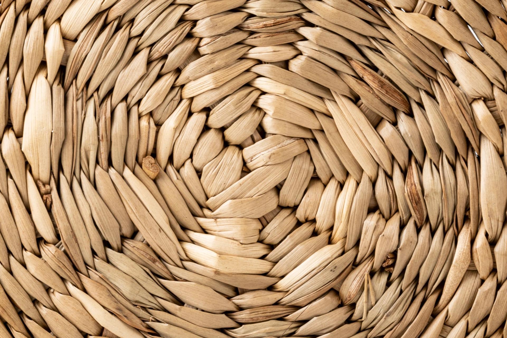 Texture tissée de paille dorée rappelant l'artisanat corse pour restaurant authentique